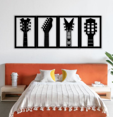 Elegante decorazione murale con silhouette di chitarra in una camera da letto moderna